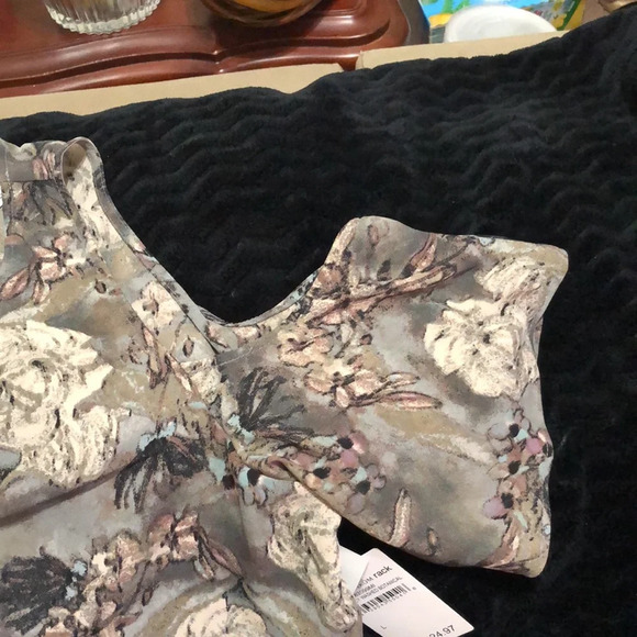 14th & Union Cold Shoulder Top - Picture 4 of 9